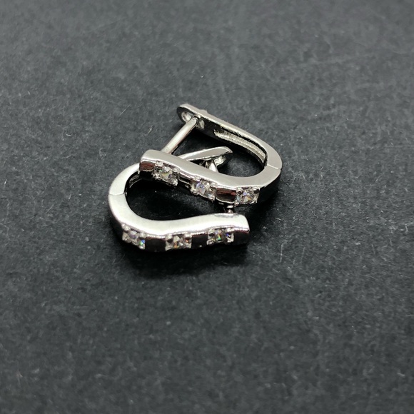 🌟 Sterling Silver CZ Earrings - Picture 2 of 4